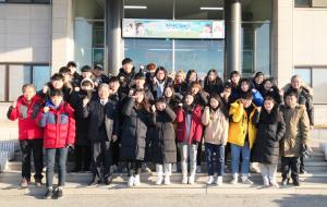 청로회학생봉사단이 울진군 봉사활동을 마치고 기념촬영을 하고있다.