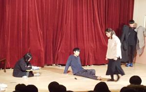 무대에 선 학생들의 연기가 프로배우만큼 진지하다. 제공=홍동중학교