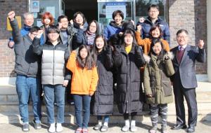 개학 첫날인 5일 전교생들이 본지기자를 위해 한 자리에 모여 선생님들과 기념촬영을 했다. 오른쪽 끝이 조민철 교장, 가운데줄 오른쪽 끝 이정화 교무부장.