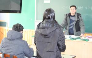 2명이 수업하는 2학년 교실.