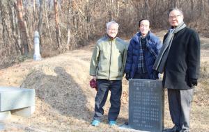 홍동면 금평리 김형준이 살았던 집에서 불과 100여m 떨어진 산 위에 산소와 봉선화 시비가 있다. 사진은 오른쪽부터 박상현, 배경덕(가운데) 씨 등 김형준의 자료 발굴을 위해 애쓰고 있는 어르신들. 박상현 씨는 서울에서 공직을 은퇴하고 서예가로 활동하고 있으며, 배경덕 씨는 예산에서 공직을 은퇴하고 향토사를 연구하고 있다.