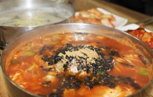 주인장의 손맛이 들어간 육수에 고춧가루와 바지락을 넣어 끓여낸 얼큰칼국수.