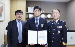 왼쪽부터 신한은행 최희규 부지점장, 한봉윤 청원경찰, 맹훈재 홍성경찰서장.