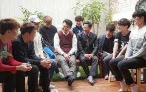 복기왕 도지사예비후보가 대학생들과 간담회를 하고있다.