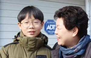 조수혁 군(왼쪽)과 할머니인 김지란 대표가 환하게 웃고 있다.
