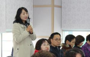 한 주민이 홍북읍 아동통합지원센터 설명회에서 질문을 하고 있다.