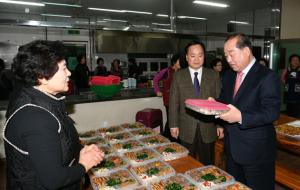황선봉 군수가 밑반찬배달사업 준비현장을 방문해 격려했다.(사진 오른쪽부터 황선봉 군수, 삽교감리교회 박용학 목사, 김동석 여성교회장)