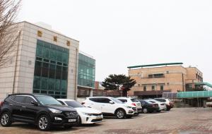 한빛관, 샛별관, 본관, 체육관 등 이전보다 넓어지고 환해진 교정에서 생활하게 된 홍성여자고등학교.