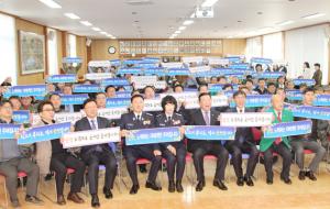 안희정 전 지사(앞줄 오른쪽에서 세 번째)가 김석환 군수와 나란히 앉아 안전한 충남을 위해 구호를 외치고 있다.