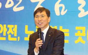 지난 2일 홍성군청을 방문한 안희정 도지사의 모습. 안 지사는 지난해 대선에서 문재인 대통령과 같이 더불어민주당 예비후보로 나와 차기 대권을 예약하며 선전했지만 여비서와의 부적절한 성관계가 탄로나 도지사 직을 일찍 하차했다.