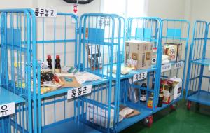 다음날 새벽 각 학교로 배송될 식자재가 물류창고 안 수레에 배분돼 있다.