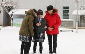 UCC제작 체험을 하고 있는 서해삼육중학교 학생들 모습.