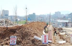 오는 4월까지 완성될 홍성여자고등학교 진입로를 재정비하고 있는 모습.