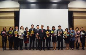 조소행 본부장이 상호금융 대상 사무소 시상과 함께 축하했다.
