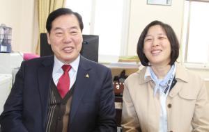 복천규 회장(왼쪽)과 홍성군 장애인 복지관 장미화 사무국장,