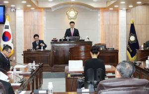 홍성군의회(의장 김덕배)는 지난 6일 제250회 홍성군의회 임시회 제2차 본회의를 열고 박만 의원이 발의한 홍성군 악취방지 및 저감 조례안 등 주요 조례안을 의결하고 5일부터 이틀 일정으로 진행된 회기를 모두 마쳤다.