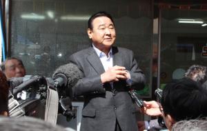 이완구 전 총리가 지난 14일 홍성 지지자들에게 밝은 표정으로 시국관을 밝히고 있다.