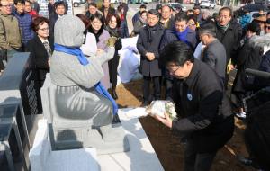 지난 1일 보령 평화의 소녀상 제막식에 참석한 복기왕 예비후보.