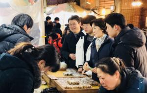 지난달 15일 설명절을 앞두고 가족과 함께 제수용품을 장보고 있는 모습.