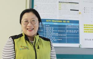 노조소식지 앞에서 포즈를 취해준 진락희 지부장.