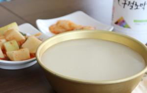 잘 익은 구절초막걸리에 깍두기 한 점, 아른한 봄 밤이 익어간다.