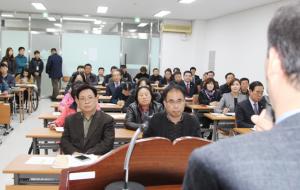 지난 20일 열린 군수·군의원 예비후보 등록 설명회에서 진지한 자세로 경청하는 참석자들.