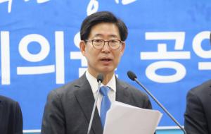 양승조 의원이 지난 20일 충남도청 프레스센터에서 기자회견을 하고 있다.