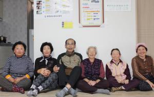 2018년 3월 19일 마을회관에 모인 수룡동 사람들. 왼쪽부터 조경선, 박명희, 김관진, 임순애, 강경애, 이희분 씨.