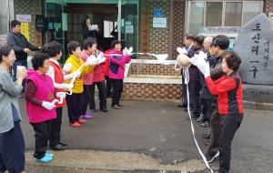 문해교육 입학생들이 도산리 1구 마을회관 앞에서 자축세러머니를 하고 있다.