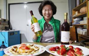김선영 대표가 마련한 치즈딸기카나페와 함께 한 오서주 한 잔에 마음이 달뜬다.
