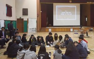 홍동중학교 학생들이 다모임에서 조별로 둘러앉아 학생생활협약에 대한 의견을 나누고 있다.