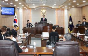 홍성군의회 정수가 1명 더 늘어나 11명이 됐다. 지역구는 예전과 같이 9명 그대로인데 비례대표가 1명에서 2명을 선출하게 된다. 사진은 회기중인 홍성군의회 본회의장 모습.