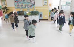 내포유치원(원장 장진옥)은 지난달 27일 2018학년도 제1차 화재대피 소방훈련을 실시했다. 이 날 원아와 교직원 총 127명이 참여한 가운데 실제 상황처럼 진지한 태도로 임해 상황발생 2분 28초 만에 대피했다.