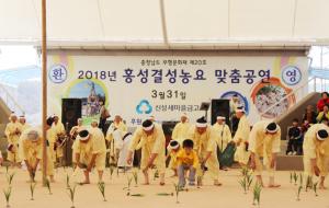 인천 신성새마을 금고 직원 400명을 초청해 실시한 결성농요 맞춤공연에서 한 아이가 공연에 합류하면서 큰 웃음을 주었다.