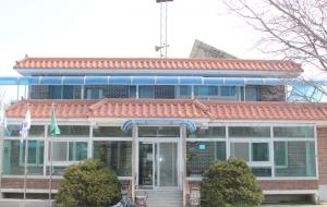 하산마을 중앙에 있는 마을 회관에서는 마침 어른신들을 위한 교육이 진행되고 있었는데 강사가 열강하는 목소리가 바깥으로 이따금 들려왔다.