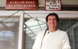 아이들이 만들어준 문패 앞에서 행복한 표정의 데이빗 선교사.