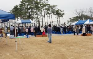 성당신축부지에서 진행된 부활절 미사.