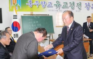 이태준 전교(오른쪽)가 강사들에게 위촉장을 전달하고 있다.