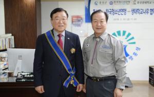 김석환 군수가 지난달 30일 한국청소년연맹으로부터 ‘청소년대훈장’을 받았다. 김 군수는 “홍성의 청소년을 위해 힘쓴 많은 분들을 대표해 이번 훈장을 받게 되었다”며 “감사한 마음과 함께 청소년들에게 더 많은 기회를 제공하도록 노력하겠다”고 밝혔다.