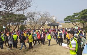 도에서 지원하는 광역버스투어 공모사업 선정으로 외지 관광객들의 방문이 급증할 것으로 군은 예상하고 있다. 사진은 홍주읍성을 방문한 관광객들.