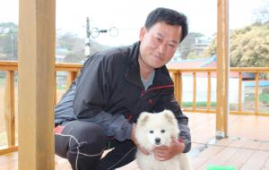 복돌이와 함께 자신의 집 앞에서 포즈를 취해준 원종회 씨.