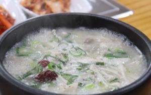뽀얗고 진한 국물맛과 쫄깃한 식감의 도가니탕.