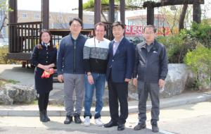 김승환 광천읍장과 읍사무소 직원들이 오찬을 함께 한 후 데이빗 송 선교사와 기념촬영했다. 왼쪽 두 번째부터 윤재성 참좋은연세외과원장, 데이빗 선교사, 김승환 읍장.