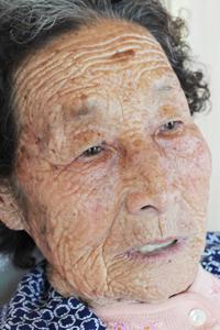 김현예
 
1924년생으로 서부면 수룡동에서 태어나 18살에 상황마을로 시집 와 보따리 장사를 하며 육남매를 키웠다.