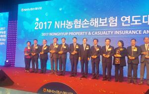서부농협(조합장 표경덕)은 지난 9일 제30회 NH농협생명연도대상 사무소 부문에서 3년 연속 수상했다. 지난해 손해보험연도대상도 수상했는데 연도대상 동시수상은 전국 최초다. 생명보험 임직원 부문에서는 지상미 과장이, 손해보험연도대상 임직원 부문에는 동상에 조인희 차장, 신인상에 지상미 과장이 수상했다.
