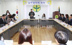 홍성군지역사회보장협의체 실무협의체(대표 김동배)는 지난 13일 새마을회관에서 회의를 열고 각 실무분과별로 새해부터 진행하고 있는 사업과 운영현황을 보고하고 지역자원 서비스 연계협력 방안에 대해 논의했다.