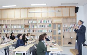 홍성군청소년상담복지센터가 지난 13일 충남공익활동지원센터 공간U에서 ‘응답하라1040’ 부모교육 ‘사진치료 및 스마트폰 동영상 만들기’ 수업을 진행했다. 이번 수업은 청운대 미디어커뮤니케이션학과 민병현 교수가 진행했다.
