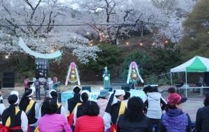 지난 12일 좌우촌마을 청년회가 주최한 제8회 결성면 벚꽃축제 개막식 광경.