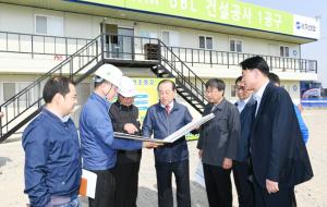 황선봉 군수(사진 오른쪽에서 네 번째)가 내포신도시 RM-6블록 LH아파트 현장사무실을 방문해 현장 설명을 듣고 있다.