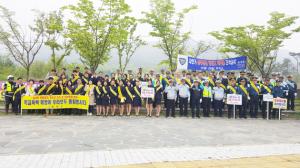 홍성경찰서와 군내 유관기관이 합동으로 지난 1일 내포신도시 입구에서 교통사고 줄이기 캠페인을 벌이고 있다.
